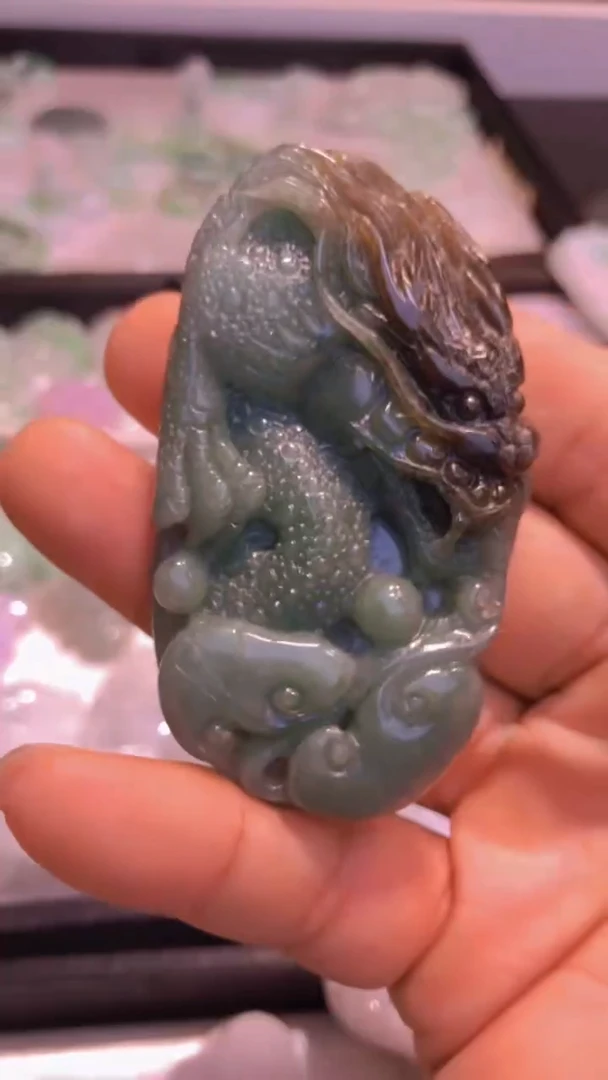 颈饰未镶嵌翡翠龙牌