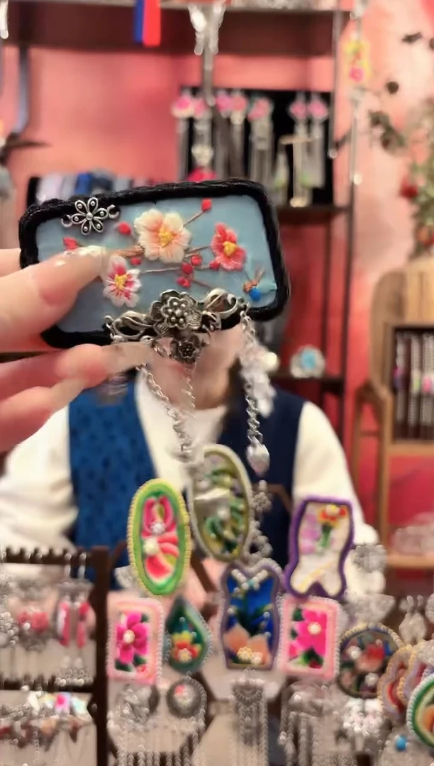 织绣Z***N云织谣民族风精美饰品 157