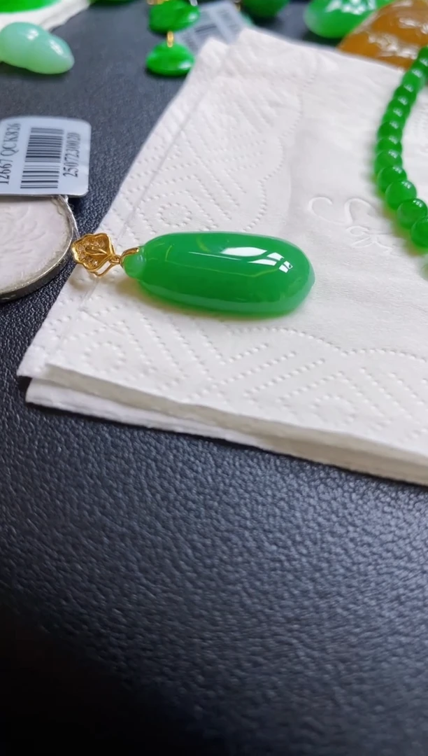 翡翠18K金镶嵌颈饰瓜