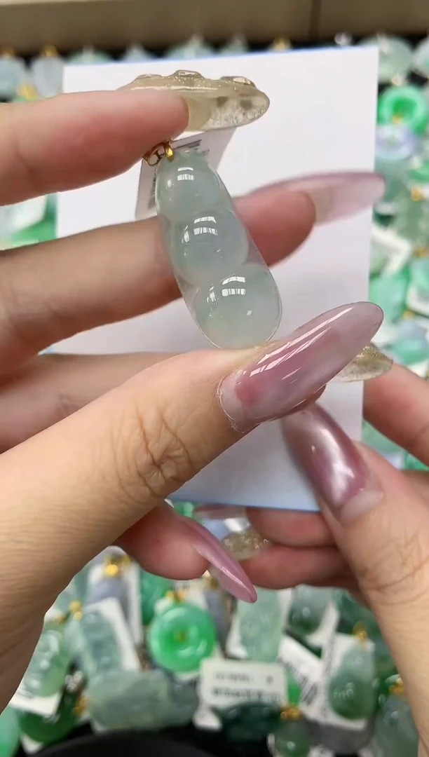 翡翠18K金镶嵌颈饰1111111111