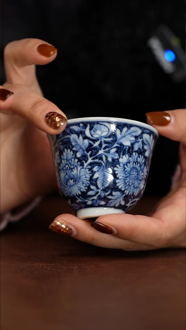 元青花蓝底牡丹纹铃铛杯