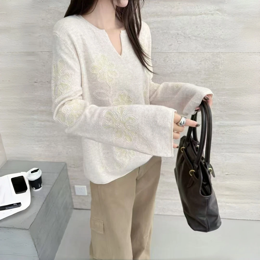 V领刺绣宽松女厚款全羊毛针织衫正品秋冬显瘦气质套头轻奢打底