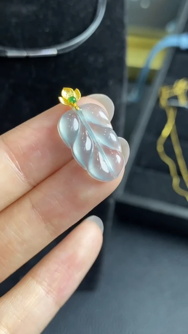 翡翠18K金镶嵌颈饰吊坠
