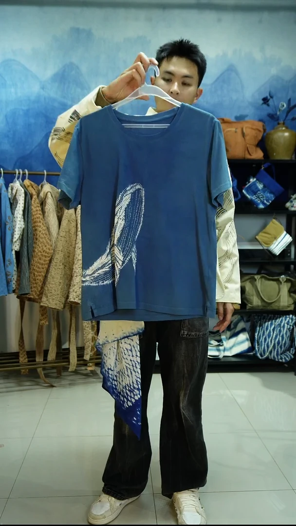 织绣手工蓝染鲸鱼T恤