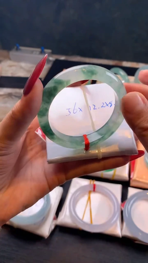 翡翠手镯未镶嵌翡翠手镯