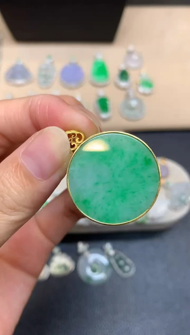 颈饰18K金镶嵌翡翠无事牌【无服务费
