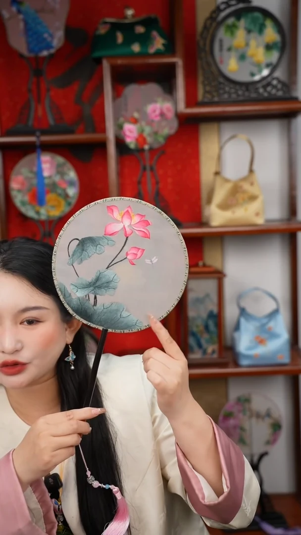 刺绣荷花团扇绣花