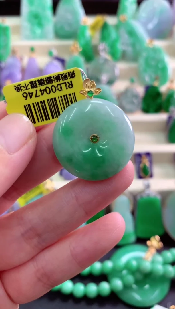 颈饰18K金镶嵌翡翠挂件