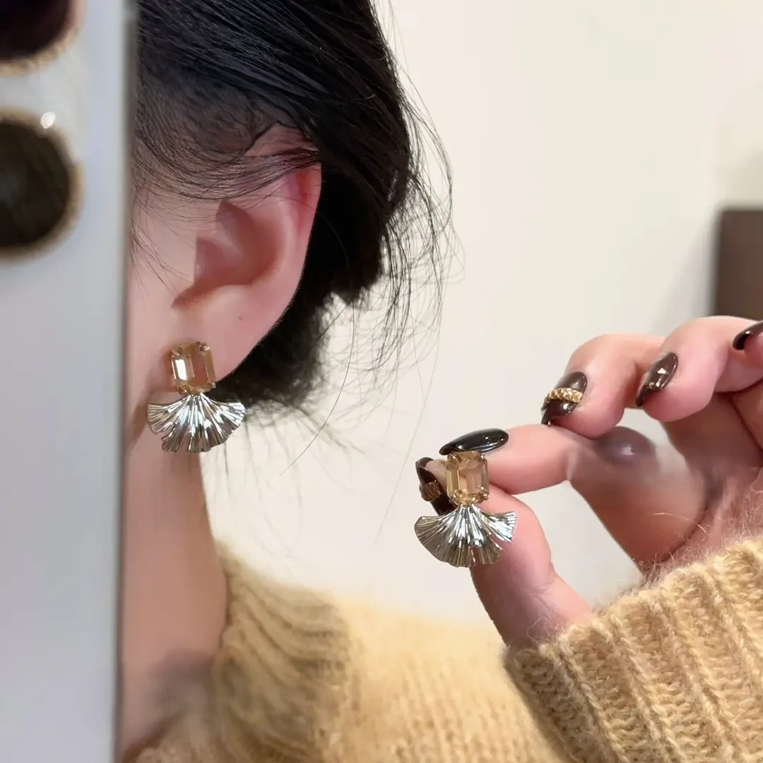 铜合金合成锆石耳饰 韩版新款轻奢灵动扇形银杏叶耳钉