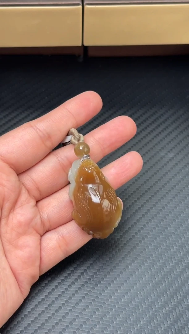 吊坠(赠链)未镶嵌和田玉若羌微色差吊坠