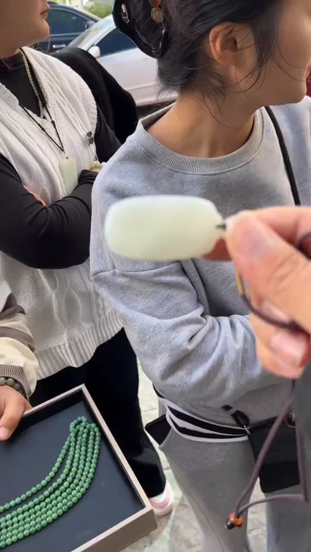 颈饰未镶嵌和田玉吊坠