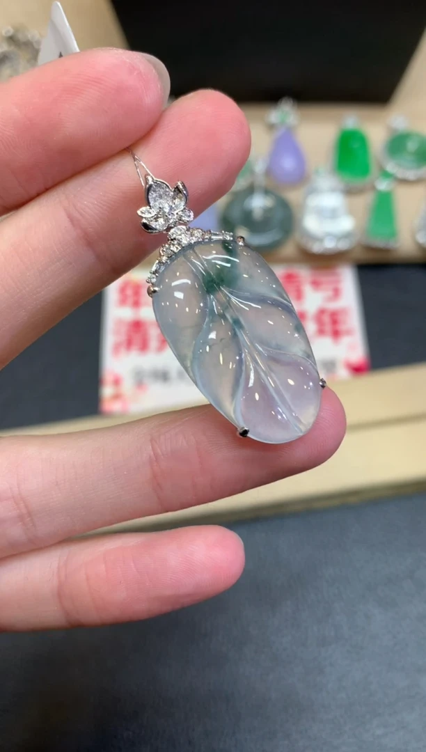 【闪购商品】翡翠颈饰18K金镶嵌叶子【无服务费】