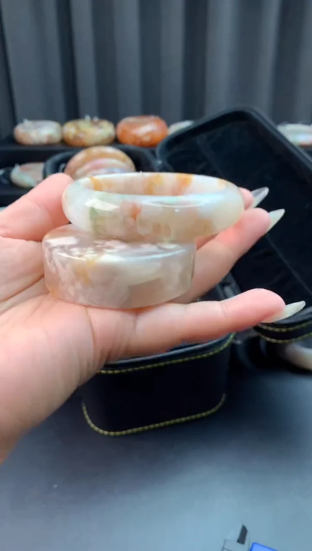 未镶嵌手镯石英质玉（57圈口）赠送镯心