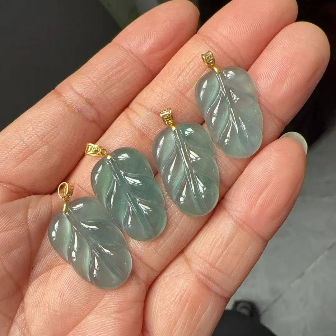 18K金镶冰蓝水翡翠叶子吊坠约20*13*2.5mm多样性发一个