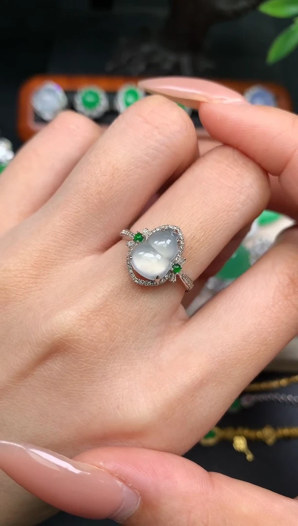 颈饰18K金镶嵌翡翠戒指