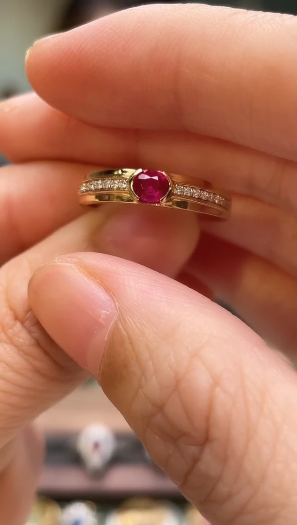 18K金镶嵌戒指红宝石缅甸主石：0.32ct