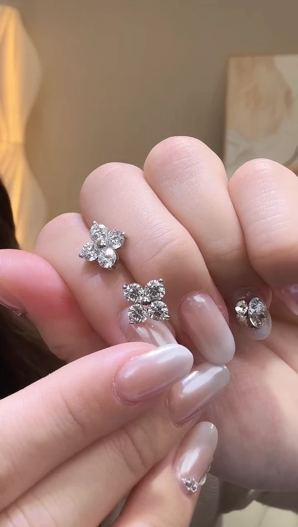 18K金镶嵌实验室培育钻石耳饰四钻花耳钉k白