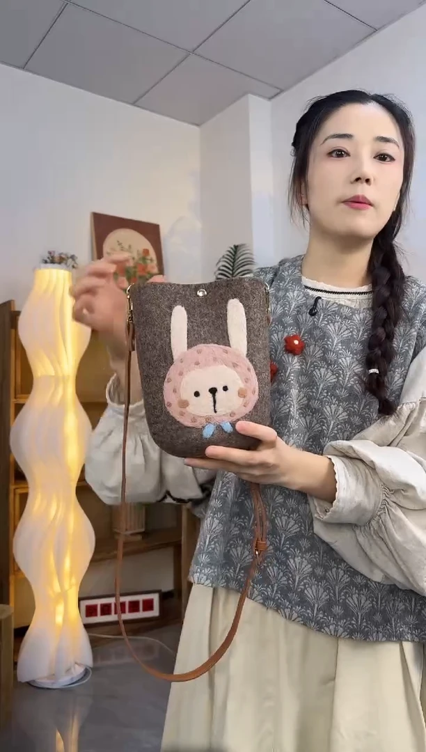 羊毛非遗纯手工包  手机包兔子