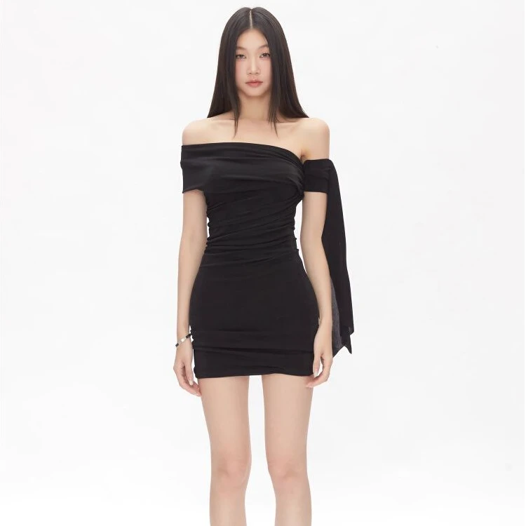 一字肩斜肩辣妹纯欲连衣裙夏季女高级感黑色设计感无袖包臀裙短裙