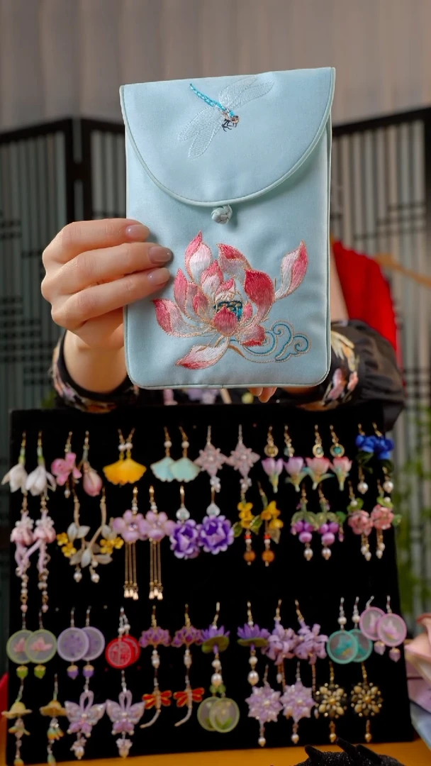 刺绣非遗绒花手工饰品