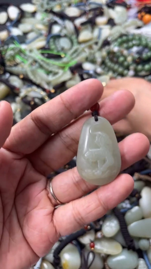和田玉未镶嵌颈饰（多样性发一件）没有证书有瑕