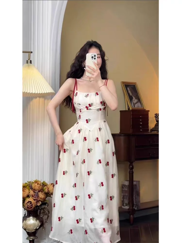 夏季新款法式小刺绣甜美气质收腰显瘦吊带连衣裙
