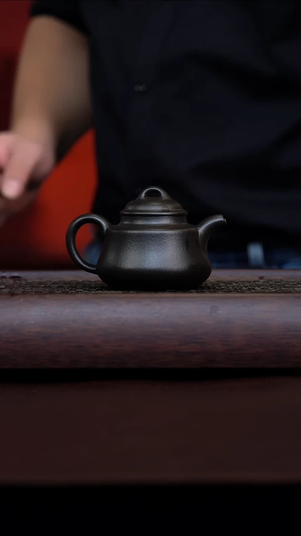 原矿手工紫泥捂灰圆鼎150CC