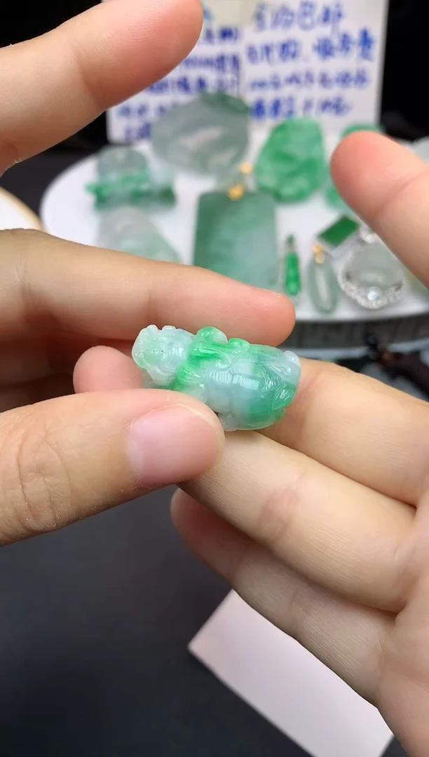 颈饰未镶嵌翡翠吊坠
