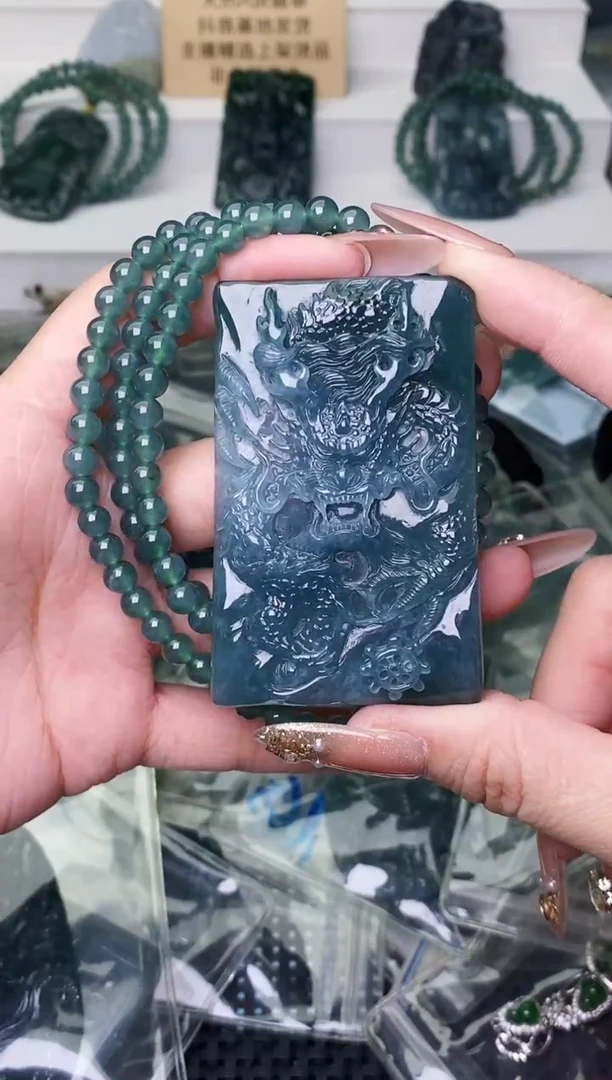 颈饰未镶嵌翡翠