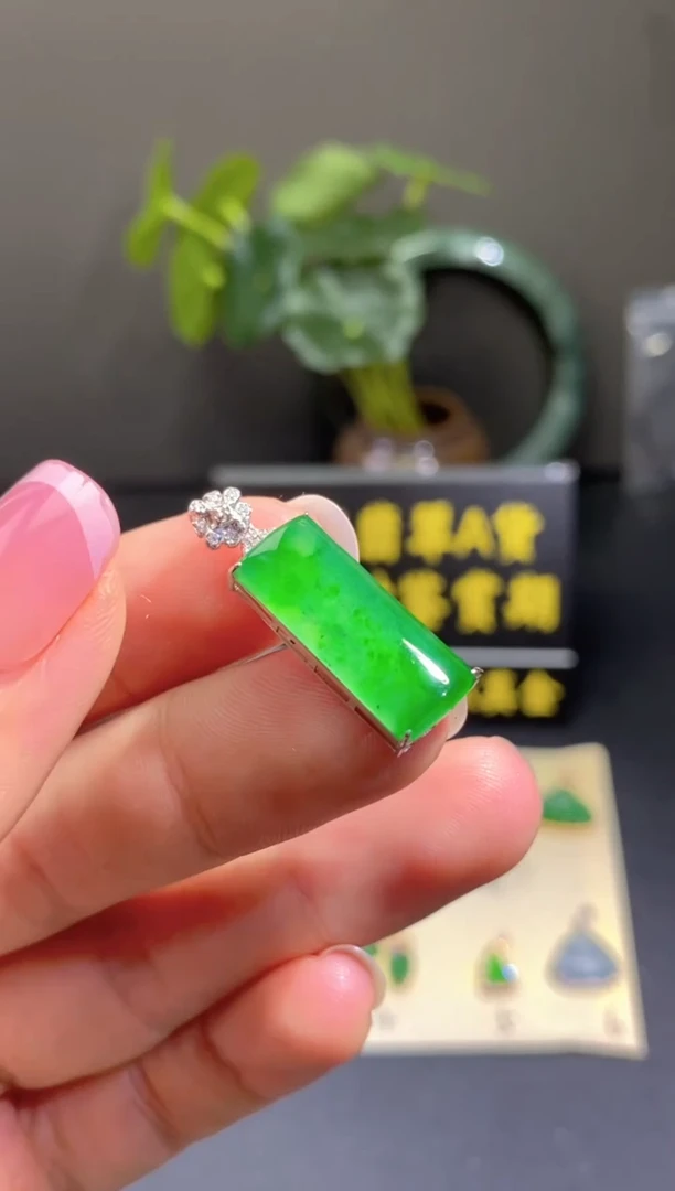 翡翠18K金镶嵌颈饰天然A货翡翠