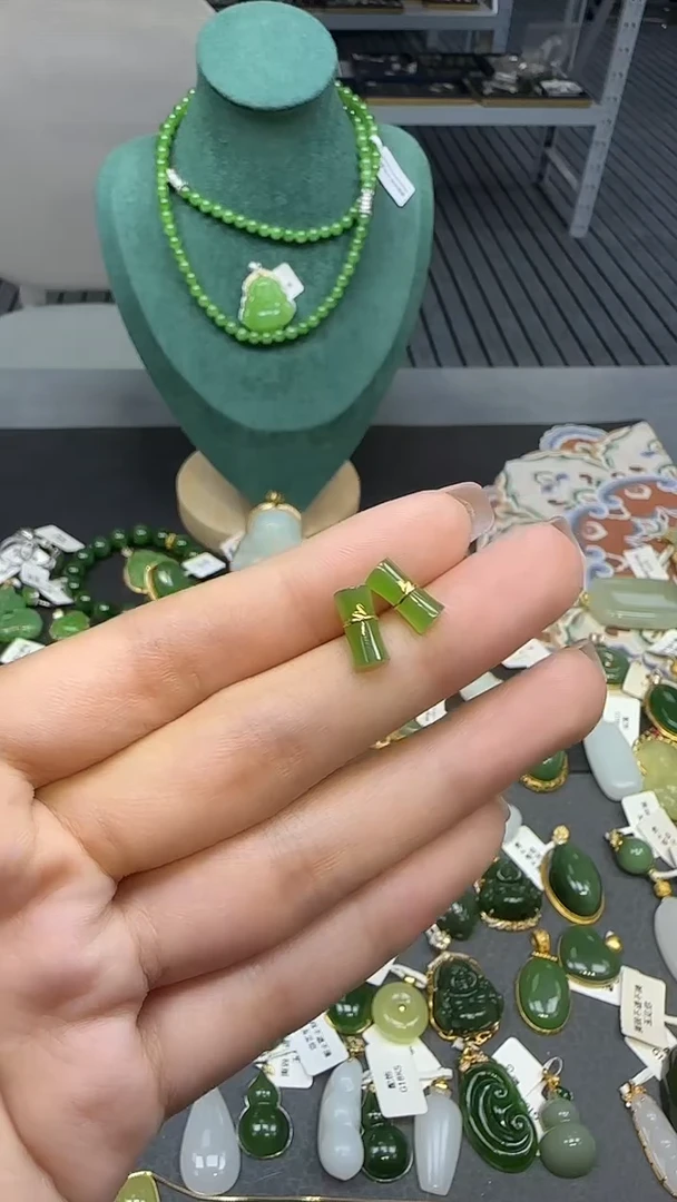 18K金镶嵌和田玉耳饰1