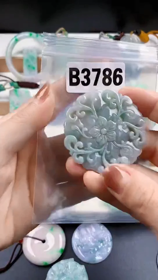 颈饰未镶嵌翡翠天然翡翠吊坠挂件