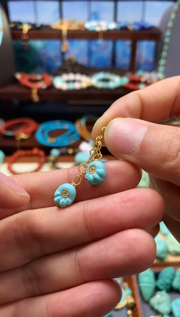 18K金镶嵌绿松石挂件猫抓