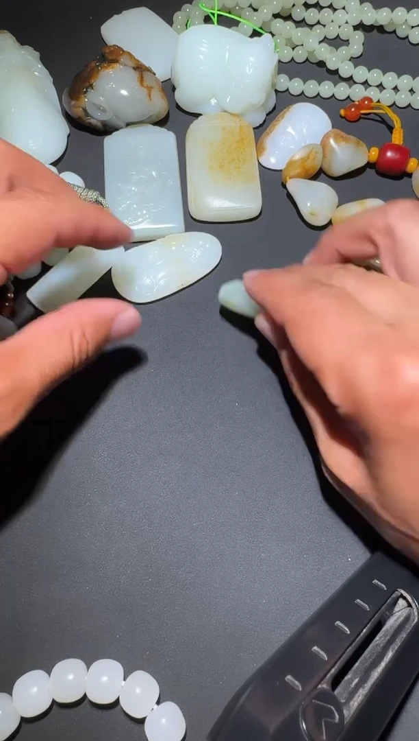 未镶嵌和田玉（糖玉）挂件和田玉