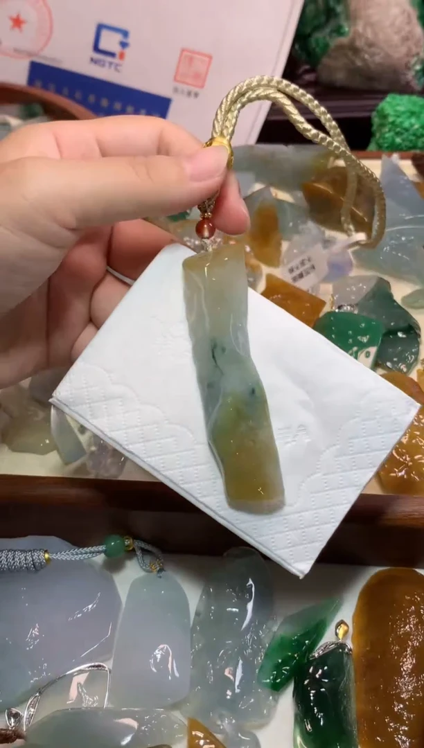 翡翠未镶嵌吊坠(不含链)吊坠