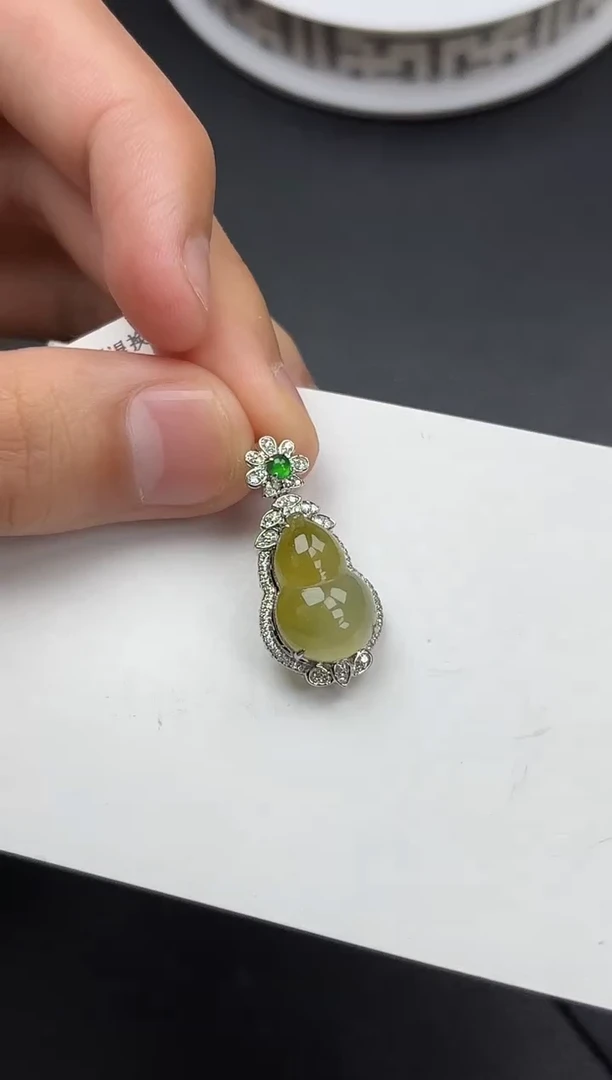 翡翠18K金镶嵌颈饰葫芦