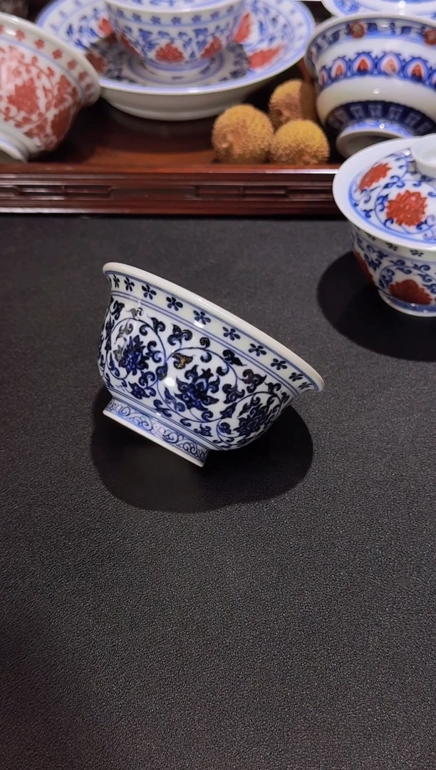 缠枝莲青花压手杯