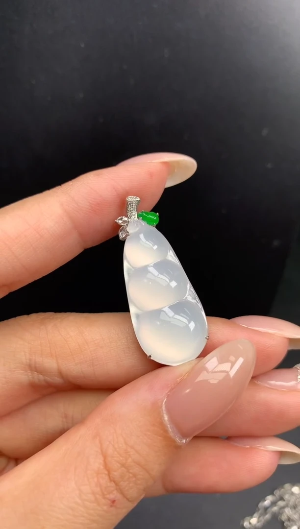 颈饰18K金镶嵌翡翠豆子