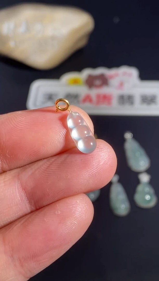 颈饰18K金镶嵌翡翠