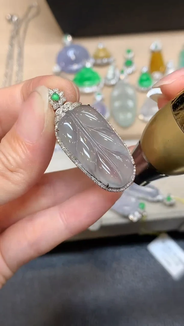 颈饰18K金镶嵌翡翠树叶【无服务费