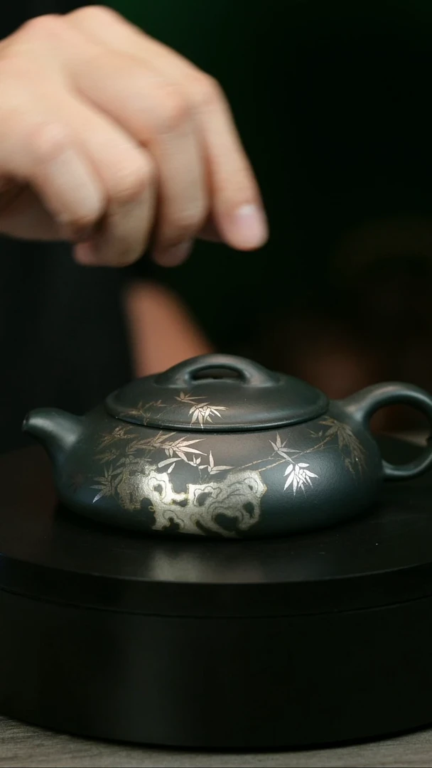 茶壶紫砂用****4H2260余海燕墨绿描银乳瓢
