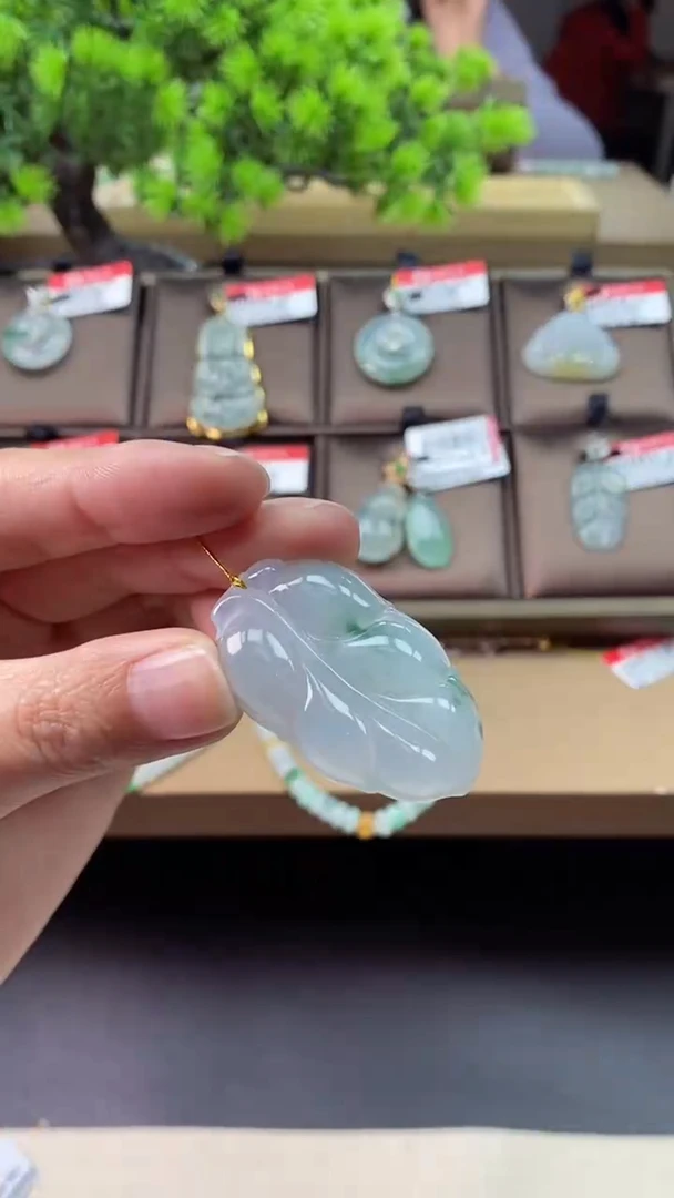 【闪购商品】翡翠颈饰未镶嵌叶子