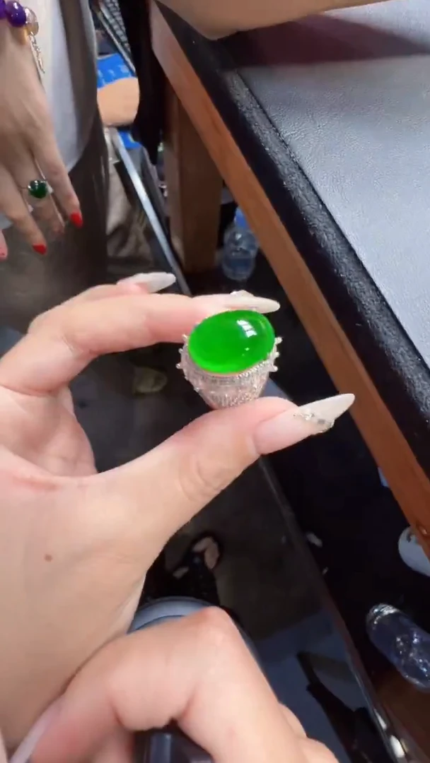 未镶嵌定制翡翠翡翠A货有轻微色差属于正常现象，蛋面多样性发货1