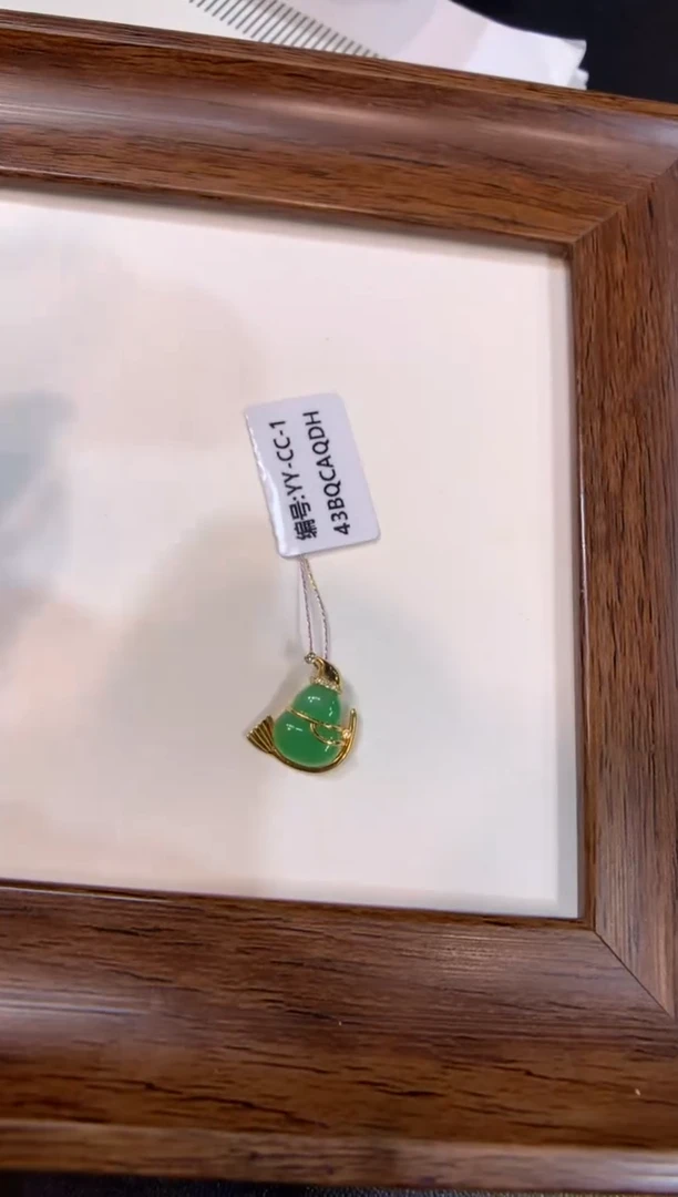 颈饰18K金镶嵌翡翠葫芦