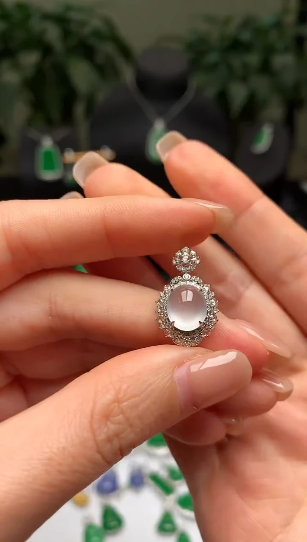 颈饰18K金镶嵌翡翠冰蛋