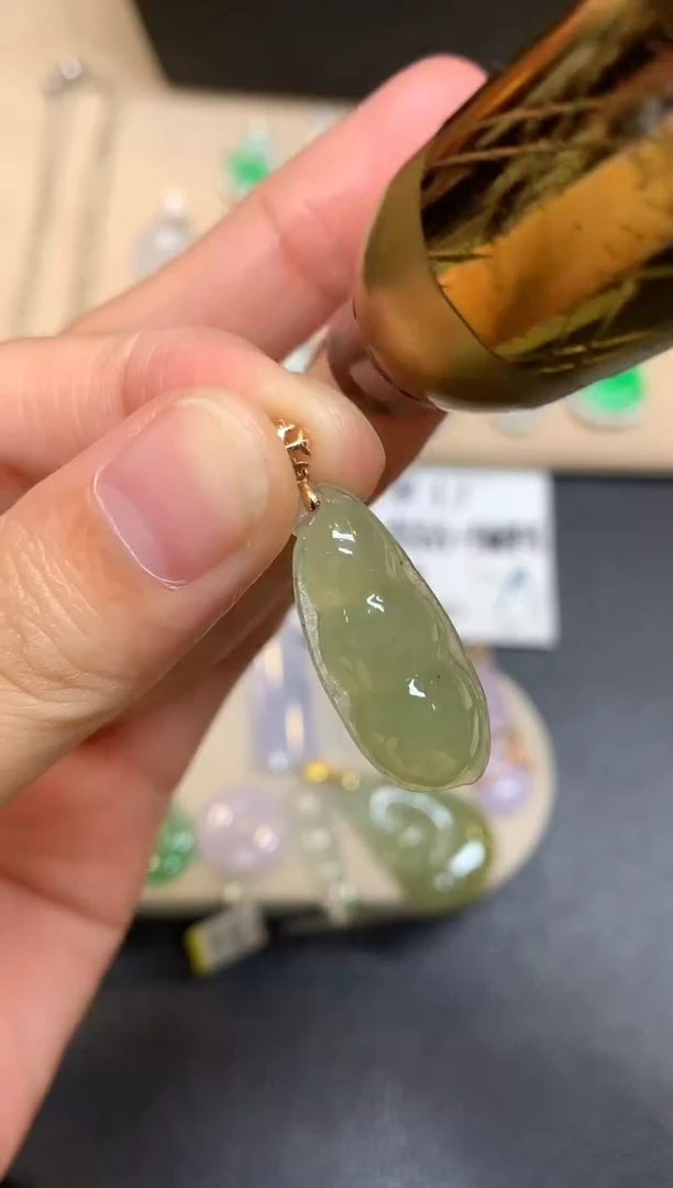 颈饰18K金镶嵌翡翠福豆【无服务费
