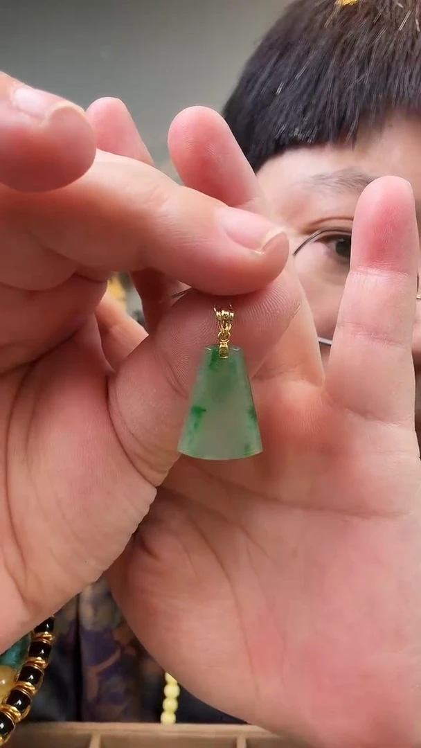 颈饰18K金镶嵌翡翠吊坠