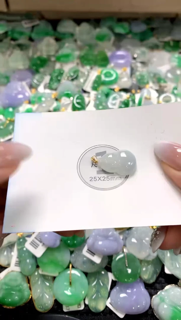 颈饰18K金镶嵌翡翠1111111111111111