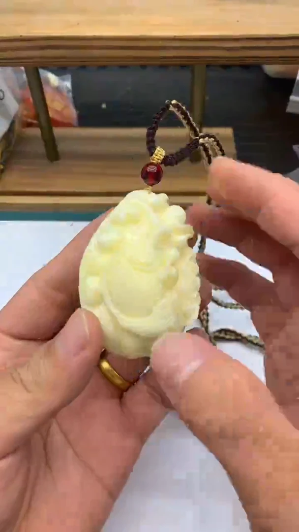 q186 白色雕刻吊坠