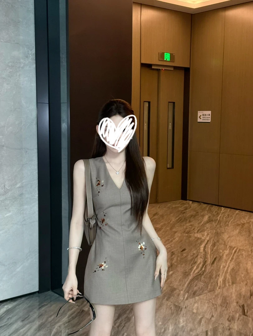 “韩感穿搭”设计感重工手工刺绣亮片连衣裙女小众时尚高级气质显瘦